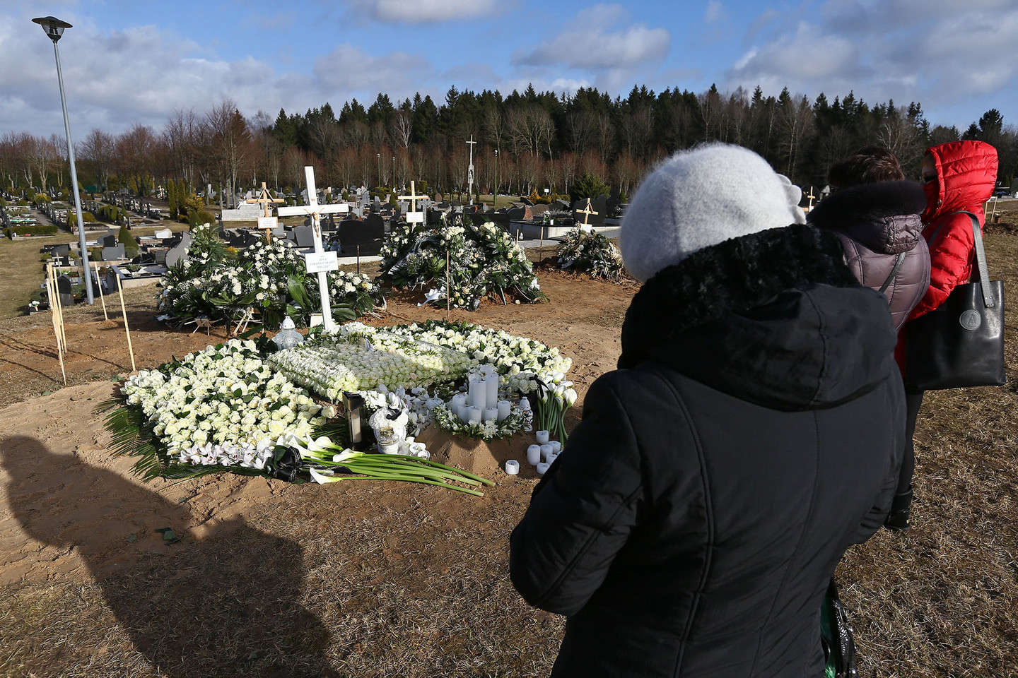 26-erių žiauriai nužudytos I.Strazdauskaitės kapas skendėjo gėlėse.<br>G.Šiupario nuotr.