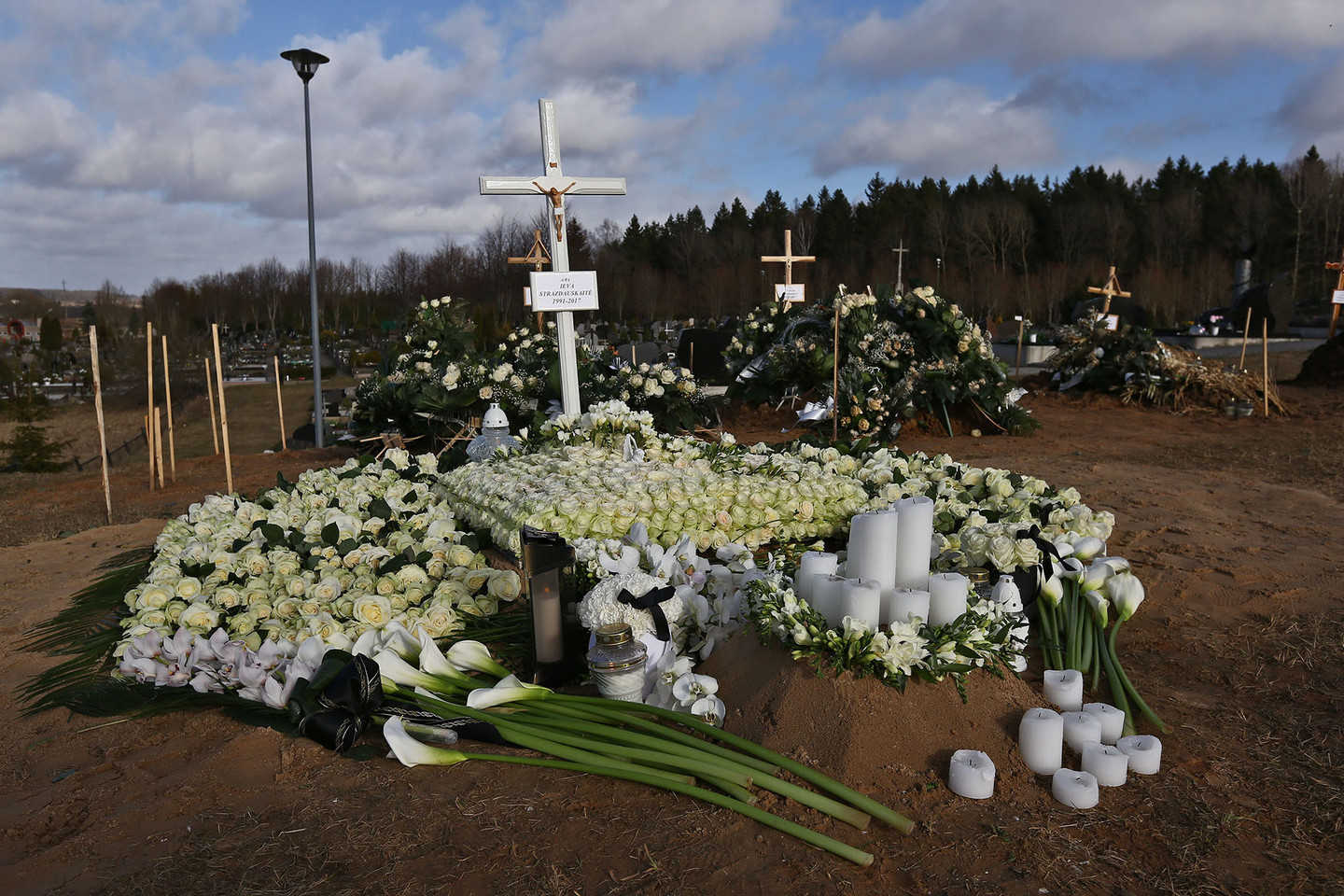 26-erių žiauriai nužudytos I.Strazdauskaitės kapas skendėjo gėlėse.<br>G.Šiupario nuotr.