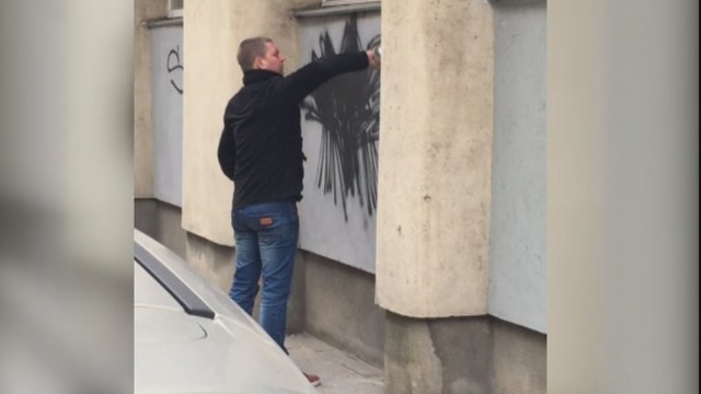 Vidury baltos dienos ant sienos paišęs vandalas sulaikytas policijos