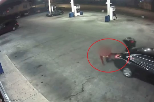 Bagažinėje užpuoliko uždaryta moteris rado būdą, kaip nuo jo pabėgti