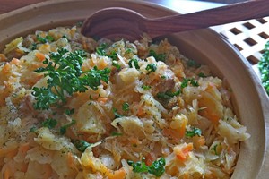 Rauginti kopūstai su šonine: vyras kirto, net ausys linko