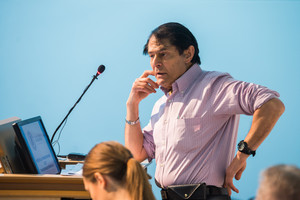 50 kalbų suprantantis poliglotas Claude'as Hagége: „Anglų kalba per daug paini tautų dialogui“