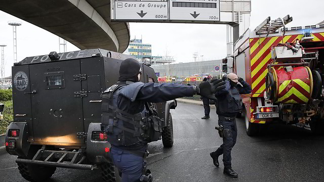Šūviai Paryžiaus oro uoste nesiliauja  – nušautas ginklą iš kario atėmęs vyras