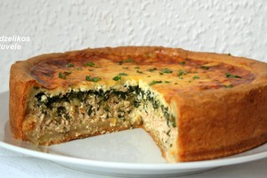 Tobulasis grūdėtos varškės tešlos pyragas su lašiša ir špinatais