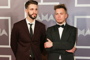 Albumo apžvalga. „Freaks On Floor“ „Waves“