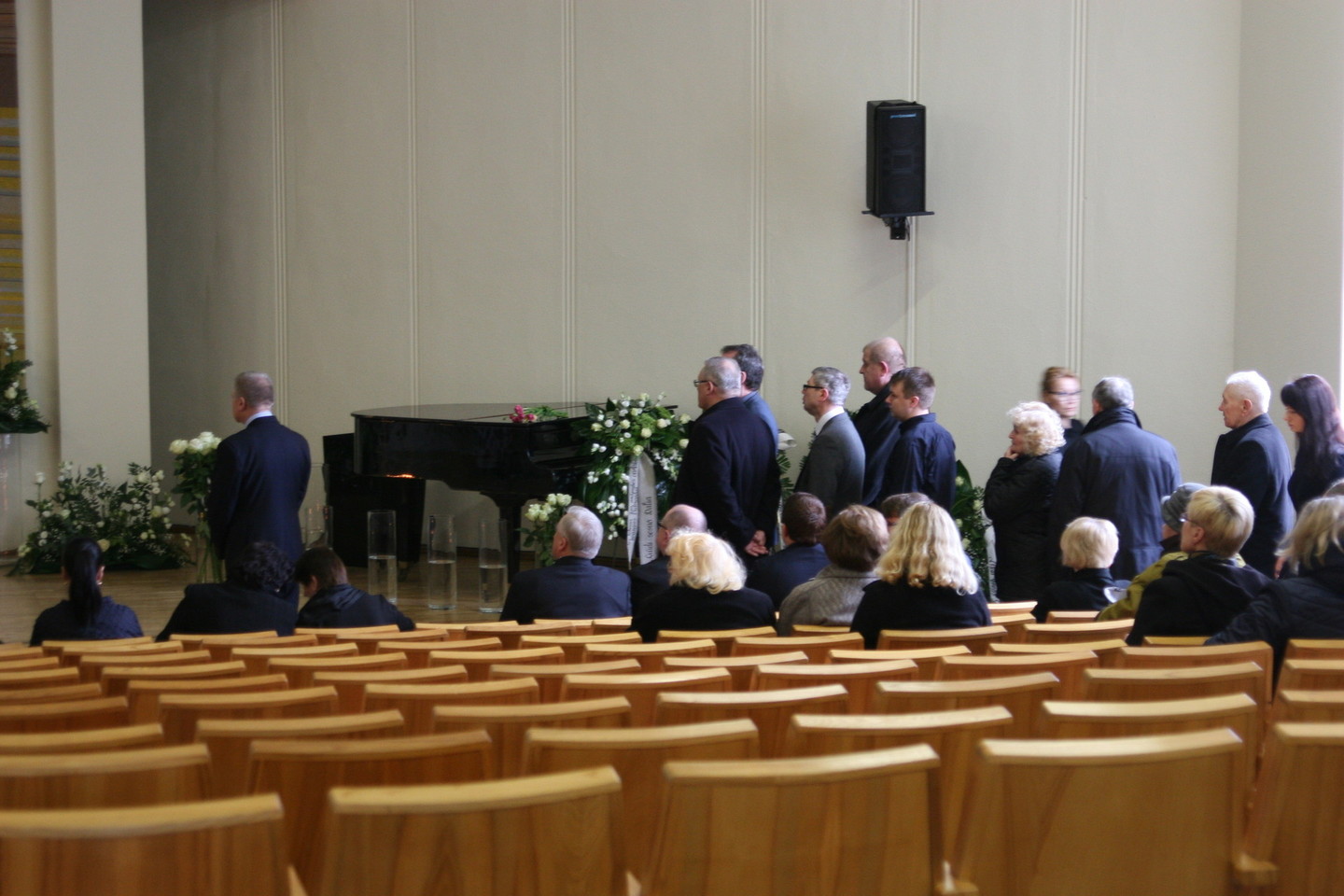 Šeštadienį į Marijampolės savivaldybę žmonės ėjo atiduoti paskutinę pagarbą ilgamečiam merui V.Braziui.<br>L.Juodzevičienės nuotr.