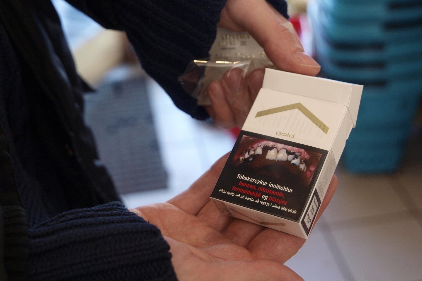 Rūkaliams cigarečių parduotuvėse tenka prašyti pardavėjo. Ir kainuoja jos visos vienodai – 11 eurų.<br>A.Srėbalienės nuotr.