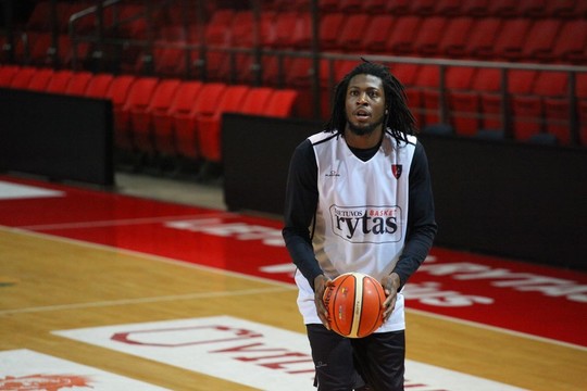 Tragediją išgyvenęs krepšininkas į Lietuvą atsivežė tėvo prisiminimus apie Arvydą Sabonį