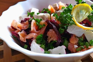 Burokėlių salotos su lašiša ir feta pakeri nuo pirmojo kąsnio