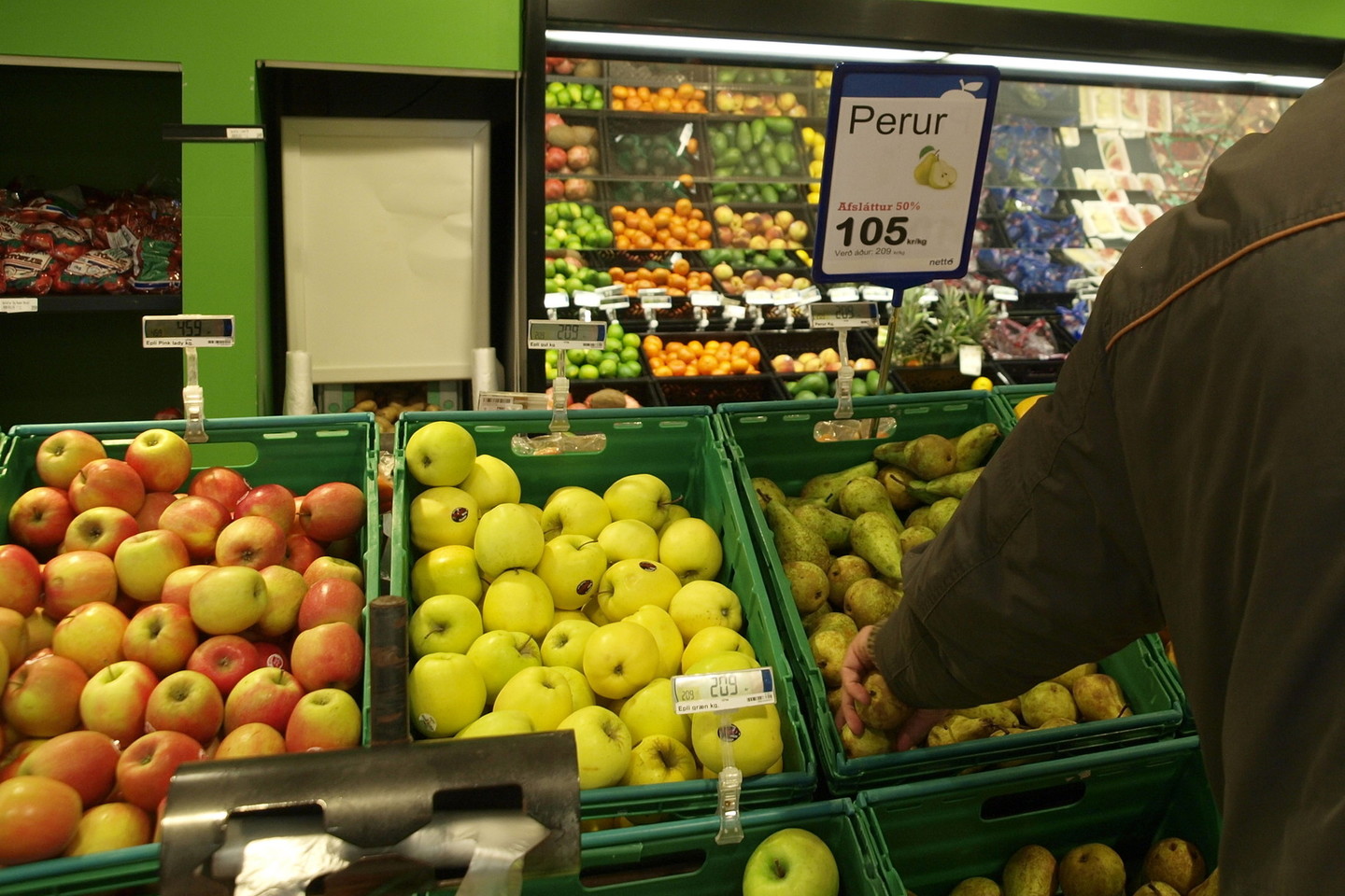 Maisto kainos „Netto“ bei „Bonus“ prekybos centruose ne visos smarkiai didesnės, nei Lietuvoje.<br>A.Srėbalienės nuotr.