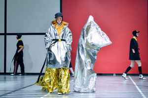 Pagiriamoji kalba „Mados infekcijai“ ir šiek tiek pipirų ant jos