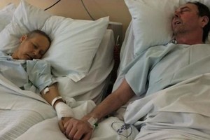 Susikibę už rankų mirę tėvai neviltyje paliko tris vaikus