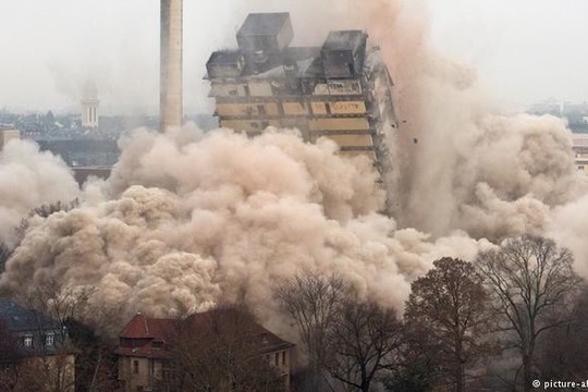 250 kg sprogmenų ir buvusios vokiečių sostinės simbolio neliko