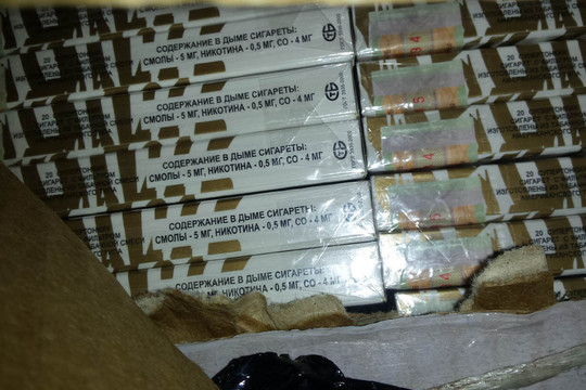 Visaginietis gabeno beveik tūkstantį pakelių kontrabandinių rūkalų