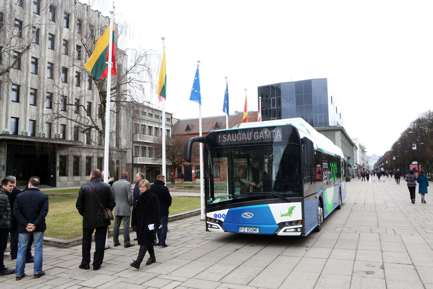 Kaune pristatytas jau ketvirtosios kartos „Solaris Urbino Electric 12“ elektroautobusas.<br>M.Patašiaus nuotr.