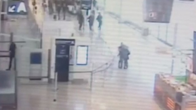 Turite tai pamatyti: paviešintas išpuolio Paryžiaus oro uoste įrašas
