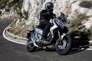 „Honda“ motociklo ir motorolerio hibridas – tarsi optinė apgaulė