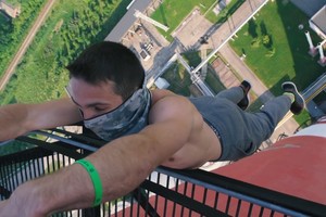 Neįtikėtini lengvaatlečio hobiai – salto nuo tilto bei kabėjimas už švyturio krašto