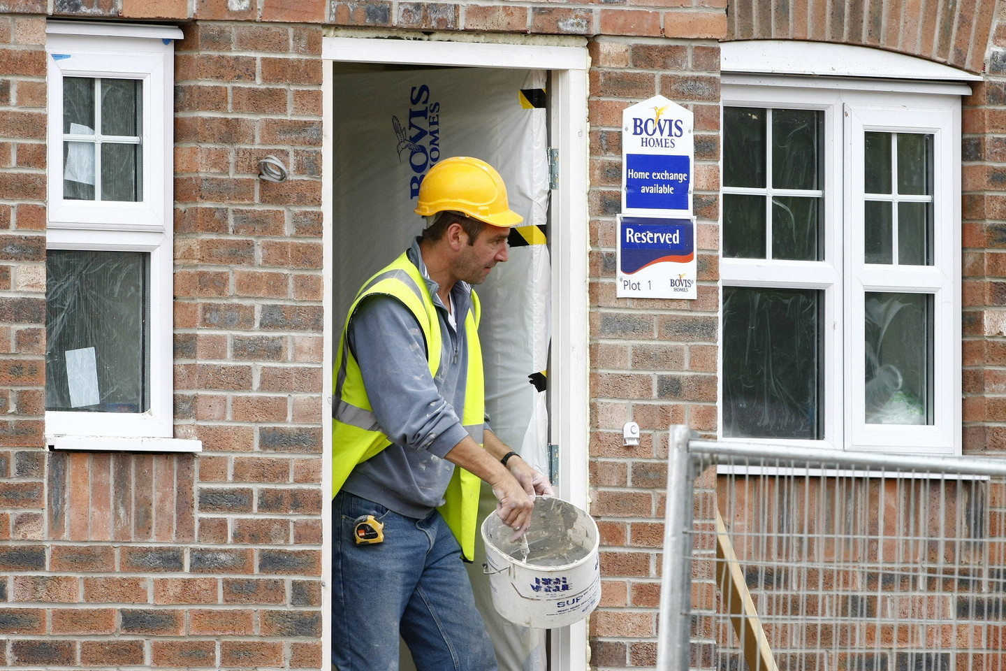 „Royal Institution of Chartered Surveyors“ prognozėmis, dėl „Brexit“ darbo JK gali netekti daugiau kaip 200 tūkst. statybininkų iš Rytų Europos.