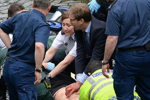 Britų politiko bandymas išgelbėti sužeistą pareigūną sužavėjo pasaulį