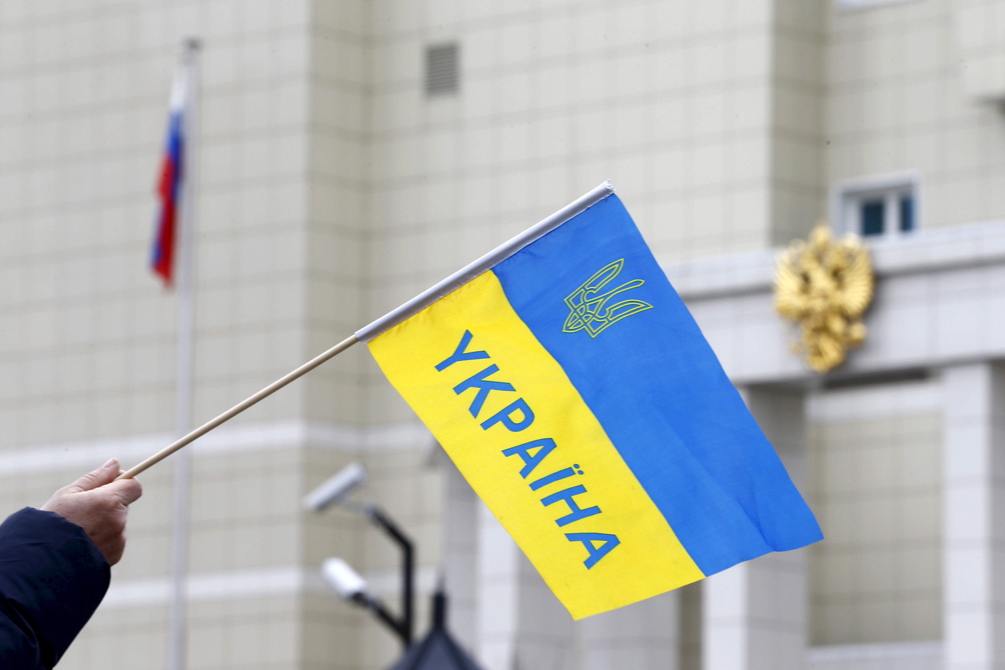 Studentas sulaukė nemalonumų už tai, kad mojavo Ukrainos vėliava.<br>Reuters/Scanpix asociatyvi nuotr.