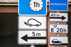 Vieni vairuotojai elektromobilius galės parkuoti nemokamai, o kiti mokės?