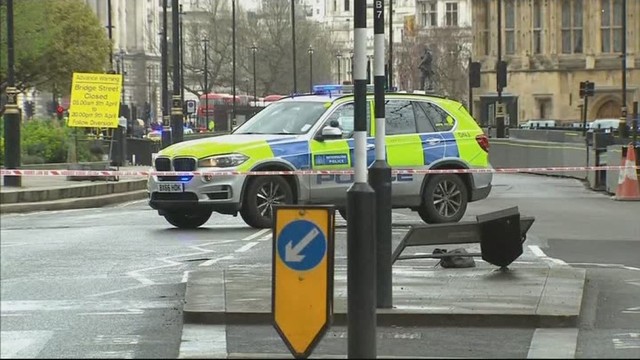Londone prie parlamento rūmų kruvinas teroristo išpuolis