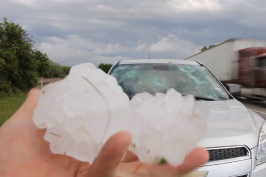  Iš dangaus pradėjus kristi ledo luitams vairuotojai neturėjo kur dėtis