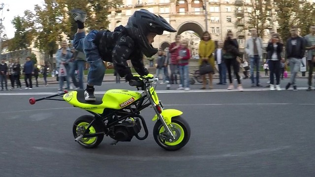 4-erių metų ukrainietis važinėja motociklu ir dalyvauja varžybose