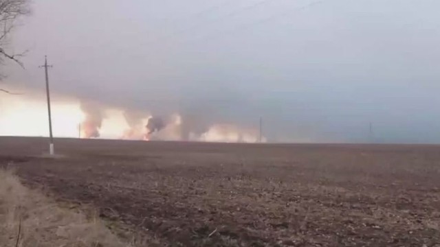 Išsiplėtė gaisras bene didžiausiame Ukrainos šaudmenų sandėlyje