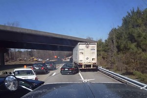 Vilkiko vairuotojas užfiksavo absurdišką masinę avariją, įvykusią dėl vienos priežasties