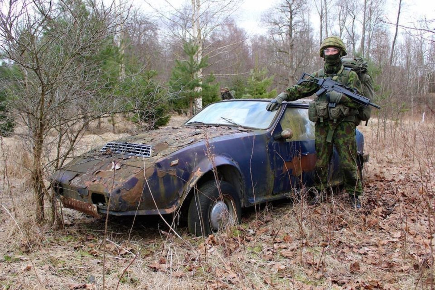 Savanoriai miškuose rado apleistą klasikinį automobilį.<br>Krašto apsaugos savanorių pajėgų Vyčio apygardos 5-oji rinktinė.