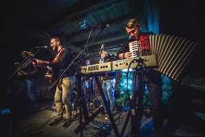 Grupė „Arbata“ išskirtinę vinilo plokštelę pristatys koncertų ture