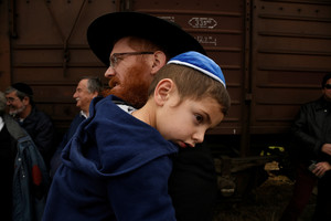 Aušvico mirties stovykloje grupė apsinuoginusių žmonių surengė protu nesuvokiamą akciją