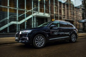 Paskelbė, kiek Lietuvoje kainuos „Audi Q7 e-tron“, galintis važiuoti vien elektra