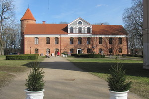 Saulės nutviekstas Raudondvario dvaras vilioja savo grožiu