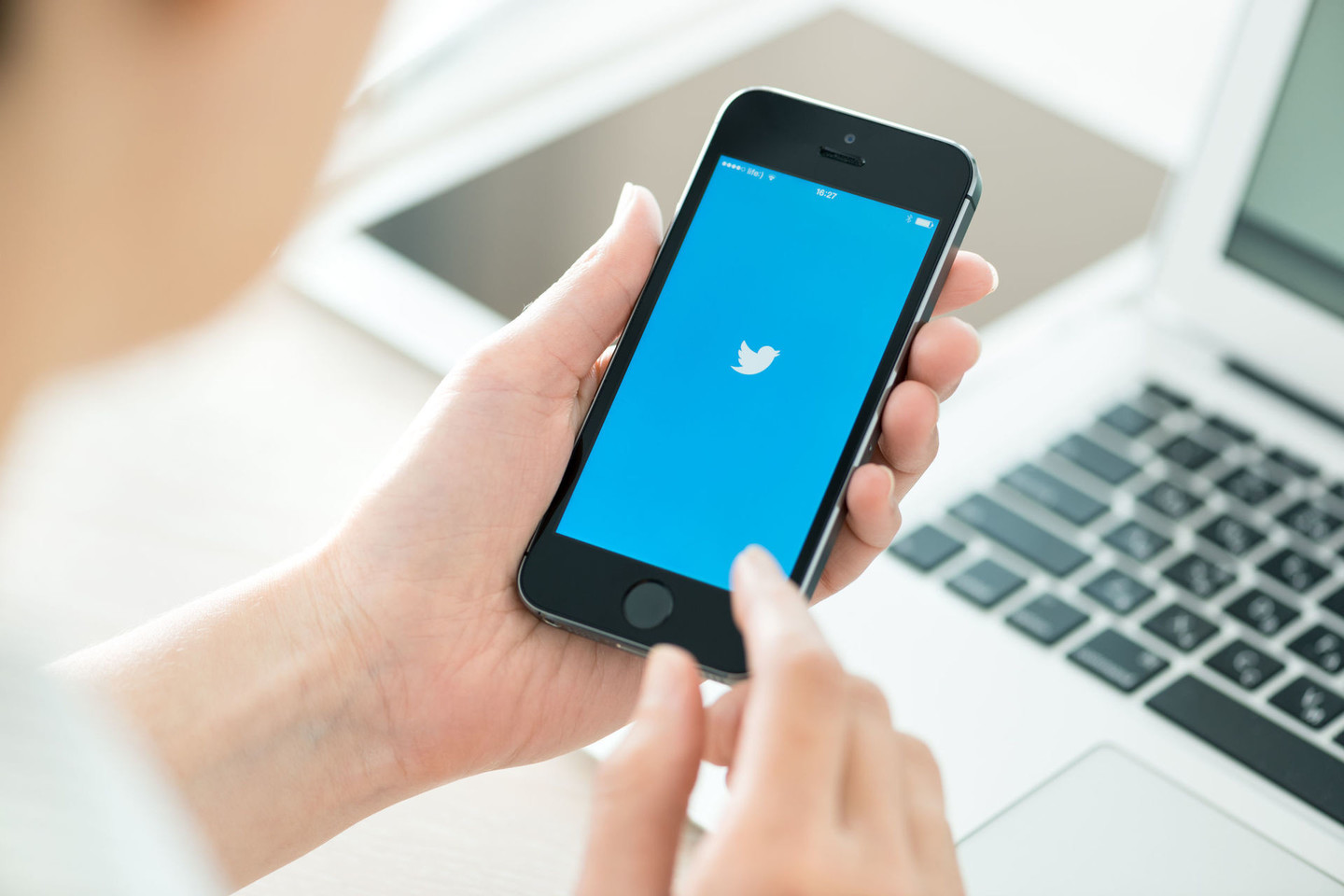 „Twitter“ svarsto galimybę pristatyti naują populiarios programėlės „Tweetdeck“ versiją, skirtą profesionalams, ir pirmą kartą pradėti imti mokestį už paslaugas iš kai kurių vartotojų.<br>123rf nuotr.