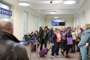 Pas vaikus skridusi pensininkė vos neįstrigo oro uoste – kaltina bilietų kompaniją