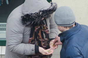 Demaskuota praeivių pagalbos prašiusi moteris, turėjusi visai kitokių kėslų