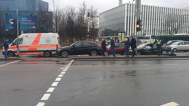 Vilniuje girtas vairuotojas sudaužė keturias mašinas, viena jų užsidegė, sužeista moteris  