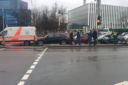 Vilniuje girtas vairuotojas sudaužė keturias mašinas, viena jų užsidegė, sužeista moteris  