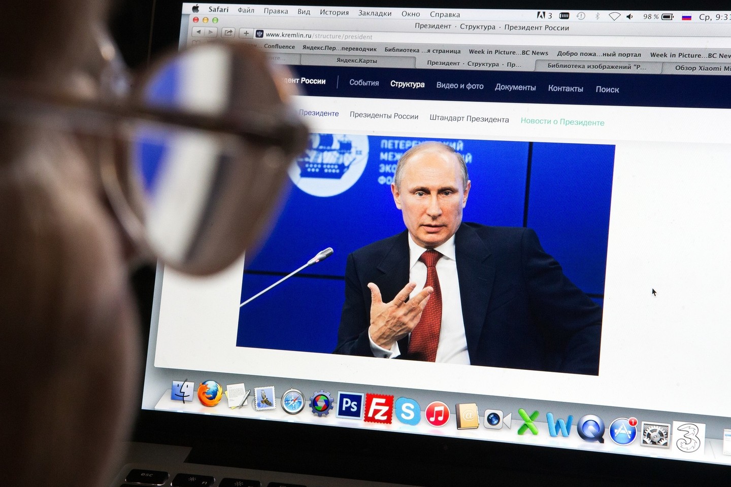 Rusijos „trolių fabrikas“ jau seniai užsiima prezidento V.Putino garbinimu virtualioje erdvėje.<br>„Sputnik“/“Scanpix“ nuotr.