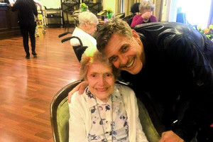 Dovana senelių namų gyventojai – pažintis su George'u Clooney