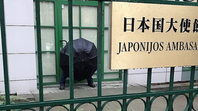 Agresyvus peiliu ginkluotas vyras sostinėje užpuolė Japonijos ambasadą
