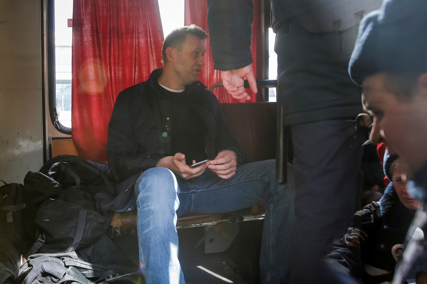 A.Navalnas buvo įsodintas į policijos autobusiuką.<br>Reuters/Scanpix nuotr.