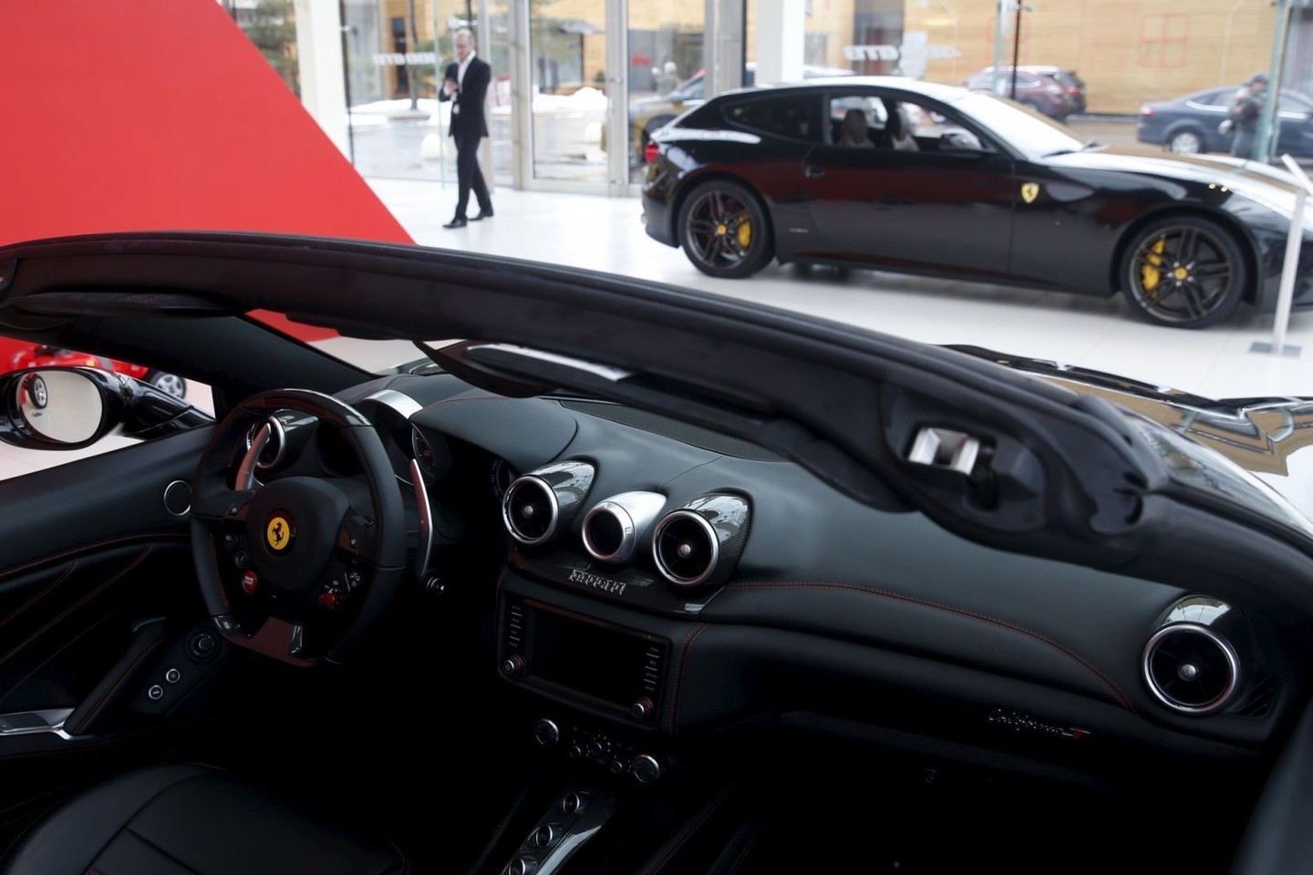 Sesės buvo sulaikytos iškart po to, kai užpildė naujo „Ferrari“ pirkimo dokumentus.<br>Reuters/Scanpix nuotr.