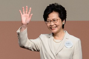 Pekino favorite laikoma naujoji Honkongo vadovė sutikta ne tik plojimais