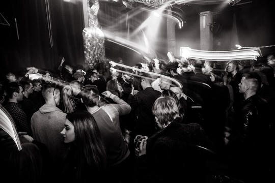 Klaipėdos elektroninės šokių muzikos renginys „Kodas“ sutraukė klubinėtojus į industrinę erdvę.