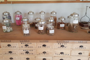 Kvepalų sostinė Grasas vilioja ir mados gigantus, ir paprastus mirtinguosius