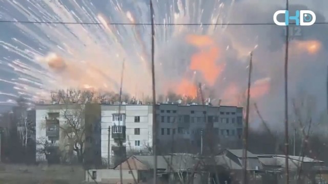 Nufilmuoti Ukrainos amunicijos sandėlių sprogimai – raketos skraidė į visas puses